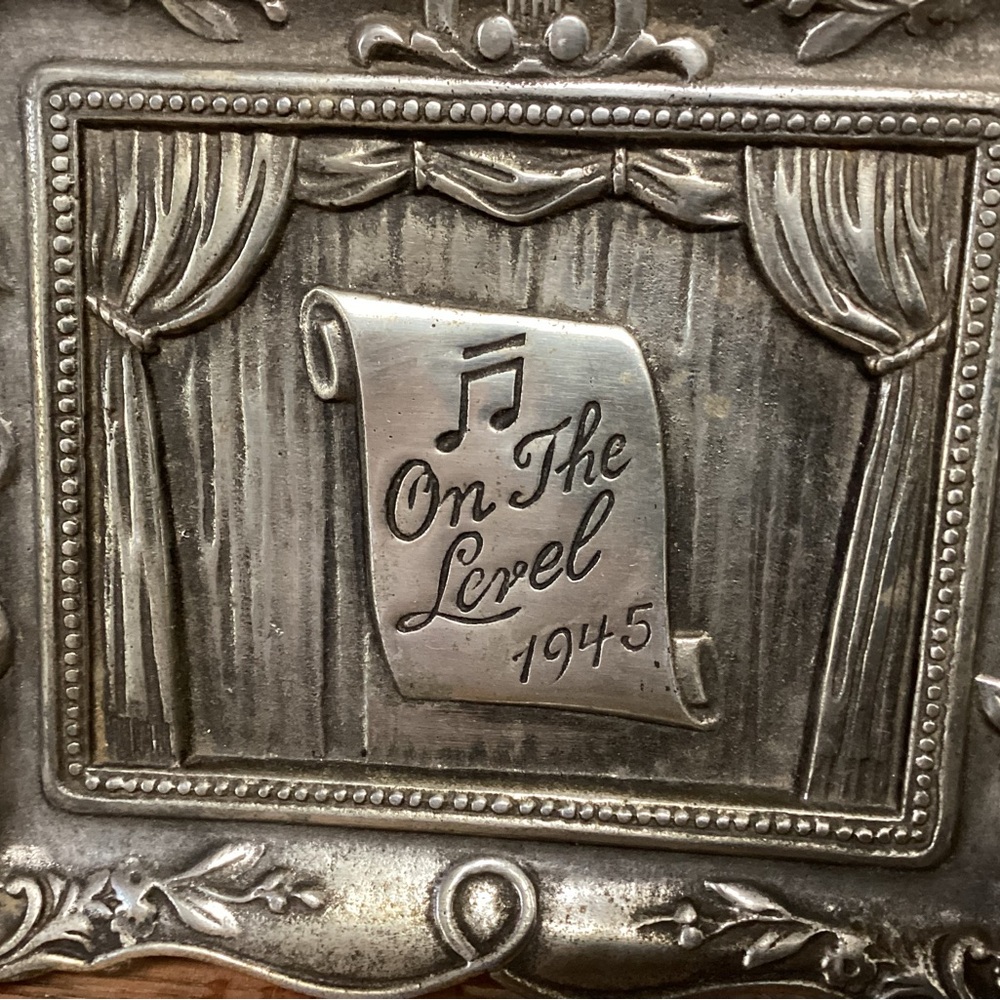 Asking for help identifying this vintage piece - Picture 3 of 12